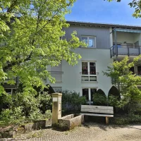 Ansicht Südwest mit Ruhebänkchen